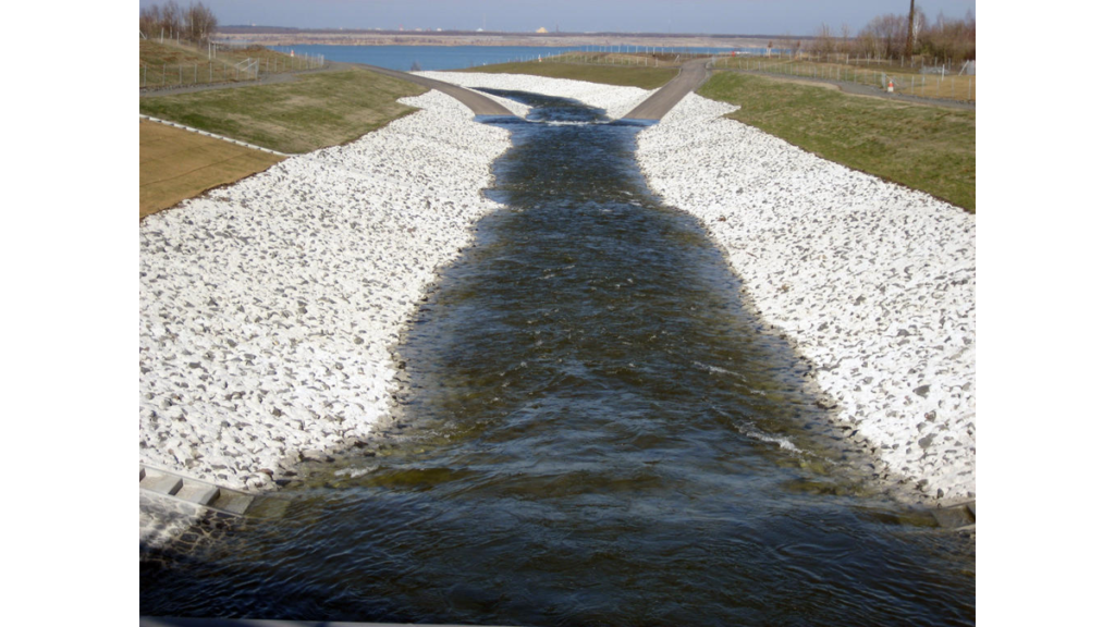 Der hier gezeigte Einleitungsgraben führt bei Bedarf (Hochwasserschutz) Wasser aus der Weißen Elster direkt in den Zwenkauer See