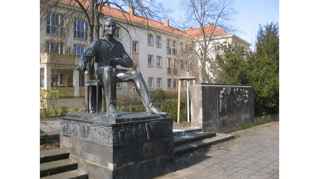 Waldemar Grzimeks Heinrich-Heine-Denkmal in Ludwigsfelde bei Berlin. Der überlebensgroße Dichter sitzt auf einem Stuhl.