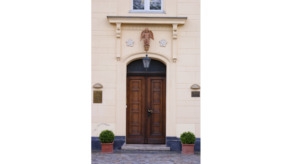 Eine Figur eines Terrakotta-Engels über einer Tür