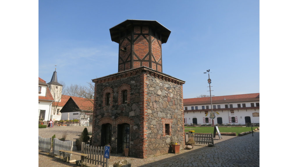 Ein genauertes Taubenhaus im Hof von Schloss Diedersdorf