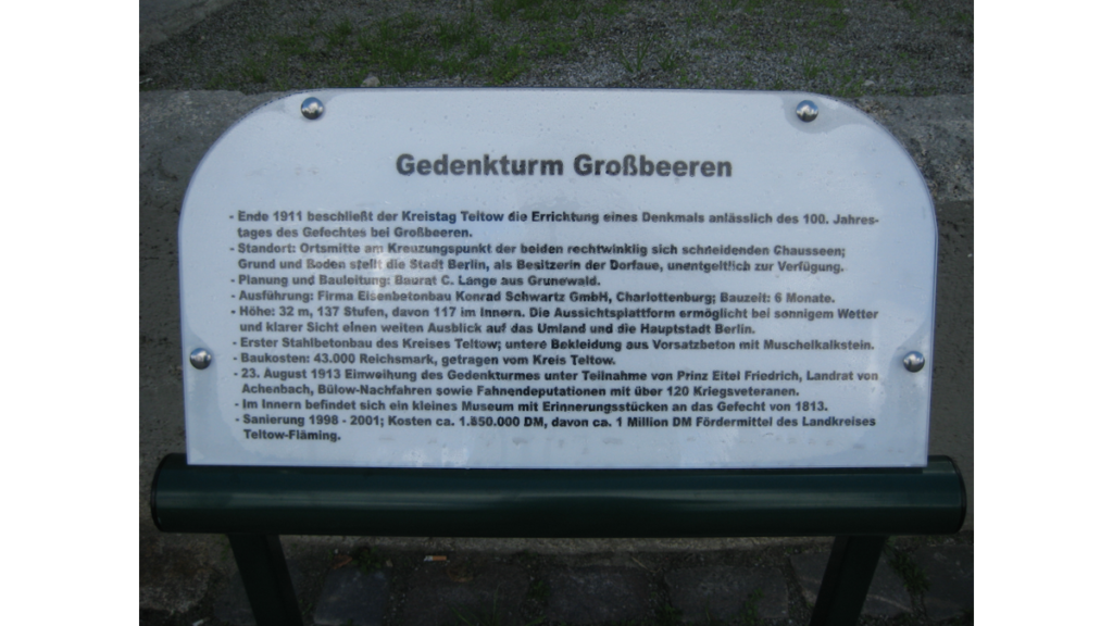 Eine Tafel vor dem Gedenkturm liefert Informationen über den Bau des Denkmals in Großbeeren
