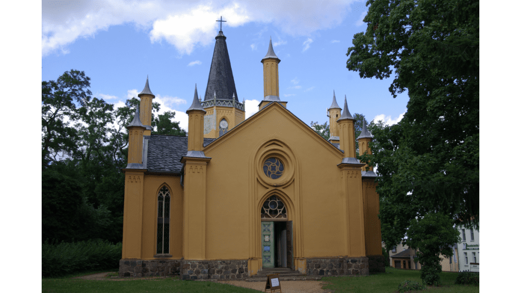 Die Schinkelkirche mit ihren neogotischen Türmchen