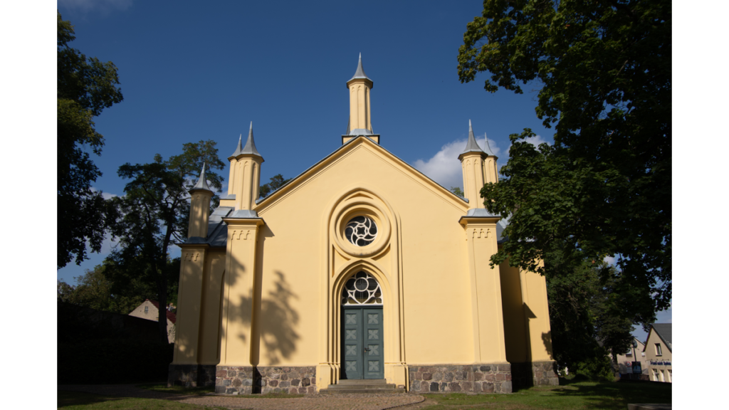 Die heutige ockerfarbige Tönung ihrer äußeren Fassade wurde in den 1980er Jahren ihrem ursprünglichen Farbton angeglichen.