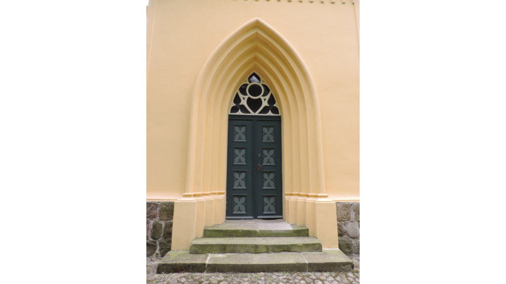 Das Portal der von Schinkel konzipierten außergewöhnlichen Kirche