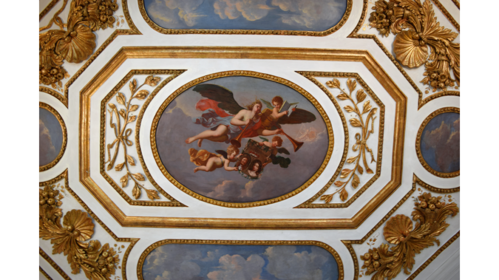 Ein grossflächiges Deckengemälde im Vorgemach des Kurfürsten zeigt Engel mit Posaunen