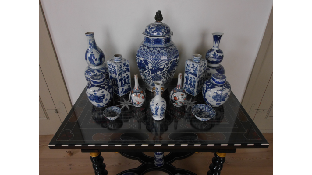 Ein Tisch in der Porzellankammer mit verschiedenen Vasen und Schalen