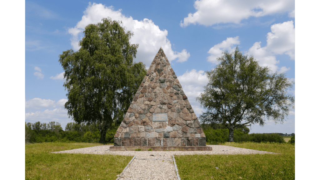 Die steinerne Bülow-Pyramide aus Findlingen