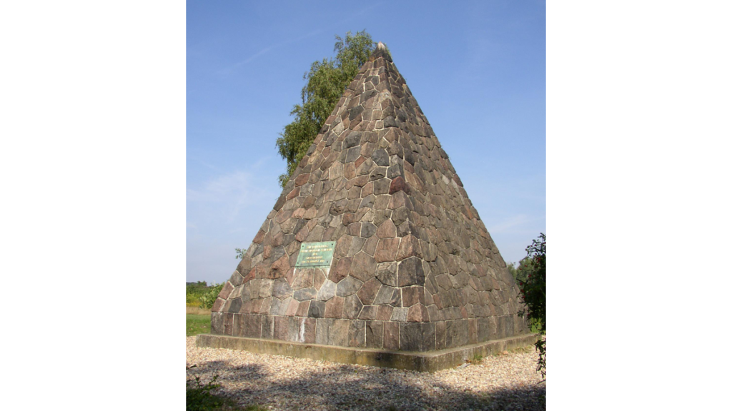 Die aus bearbeiteten Findlingen errichtete Bülow-Pyramide