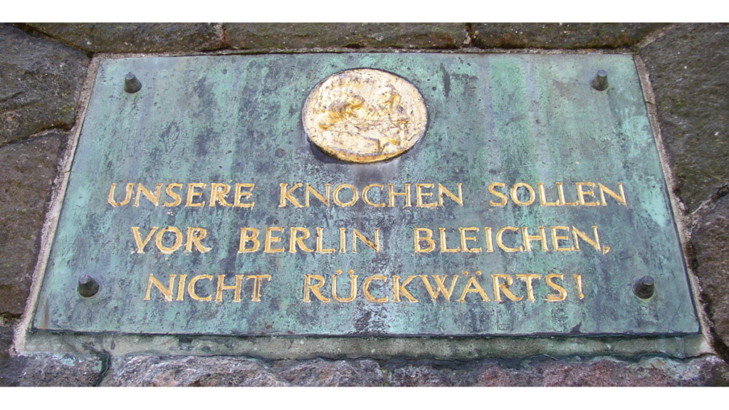 Die Inschrift an der Bülow Pyramide: "Unsere Knochen sollen vor Berlin bleichen, nicht rückwärts!"