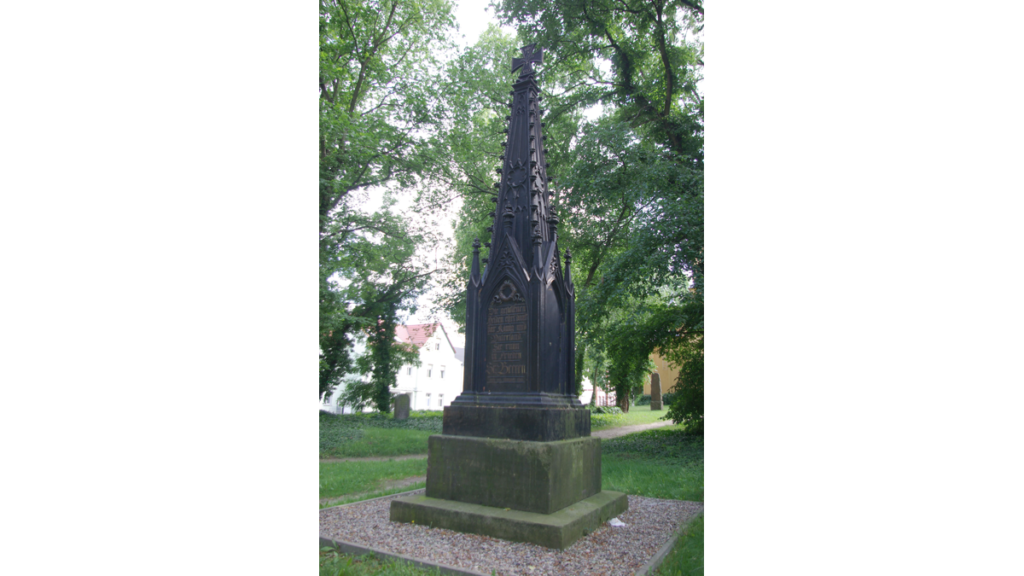 Ein gusseiserner Obelisk, der an die Schlacht bei Großbeeren erinnert