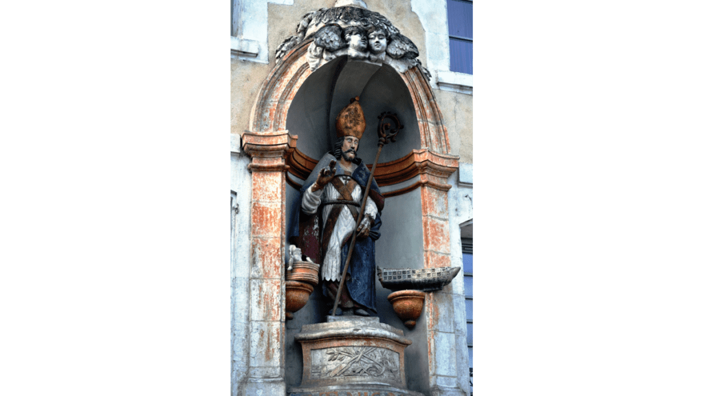Eine überlebensgroße Statue von Saint Nicolas, dem Patron der Fischer, in Auxerre. Er trägt den Bischofsstab und die entsprechende Kopfbedeckung