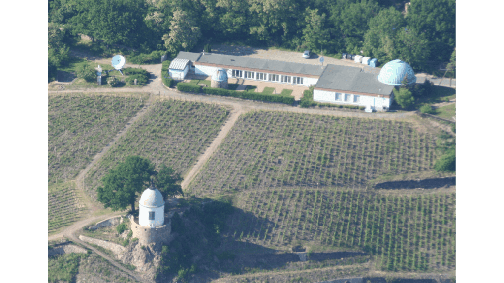 Eine Luftaufnahme der Sternwarte Radebeul mitten in einem Weinberg