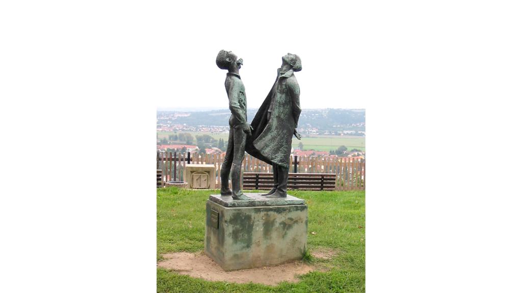Die Skulptur "Sternengucker" auf dem Freigelände der Sternwarte Radebeul. Ein junger und ein alte Mann schauen hinauf in die Sterne