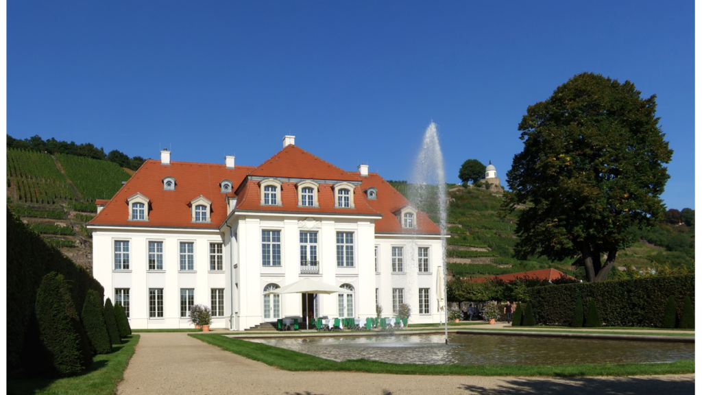 Schloss Wackerbarth von seiner prachtvollen Seite. Immer wieder restauriert und verändert blickt es auf eine fast 300-jährige Geschichte zurück. Erbaut wurde es von 1727 bis 1730