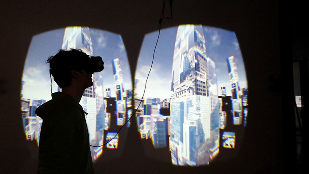 Ein Mann mit einer virtuellen Brille, der sich digitale Wolkenkratzer ansieht.