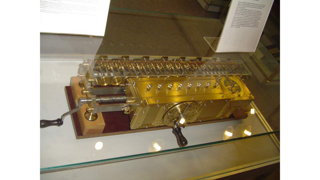 Der Nachbau einer Rechenmaschine von Gottfried Wilhelm Leibniz (1646-1716) in den Technischen Sammlungen Dresden