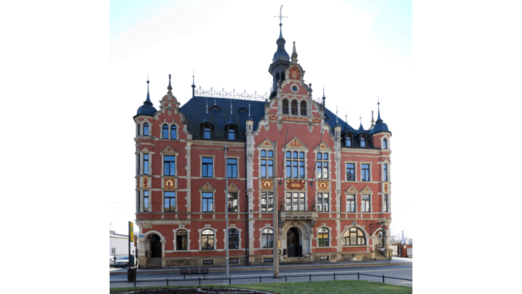 Das Pieschener Rathaus. Es ist ein Neorenaissancebau vom Ende des 19. Jahrhunderts.