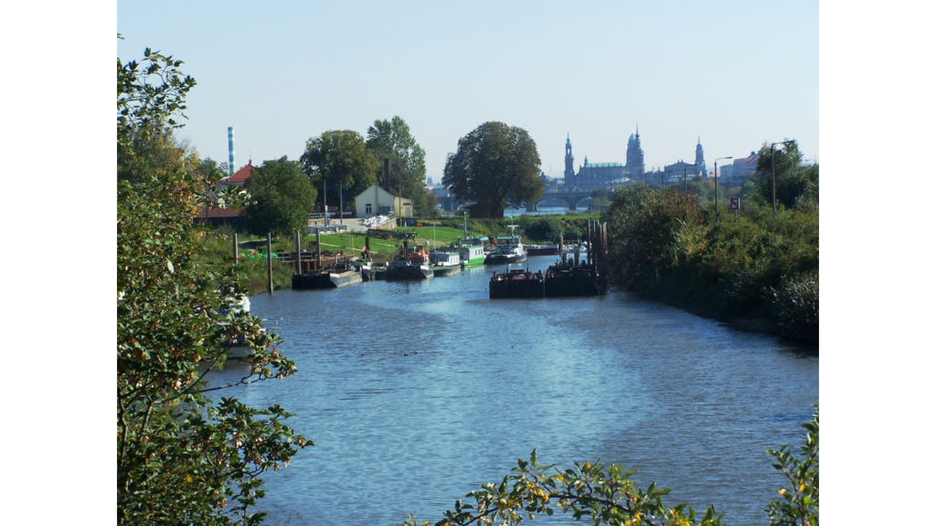 Der Pieschener Hafen mit einem Blick auf die Altstadt von Dresden