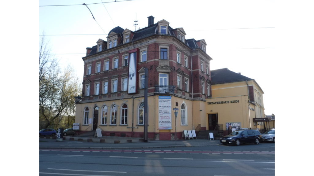 Das dreistöckige Theaterhaus Rudi an der Leipziger Straße in Dresden.