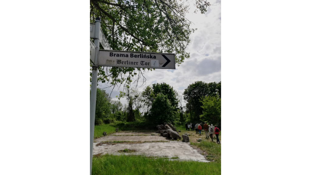 Ein Schild, das von Küstrin in Polen in Richtung des Berliner Tors zeigt