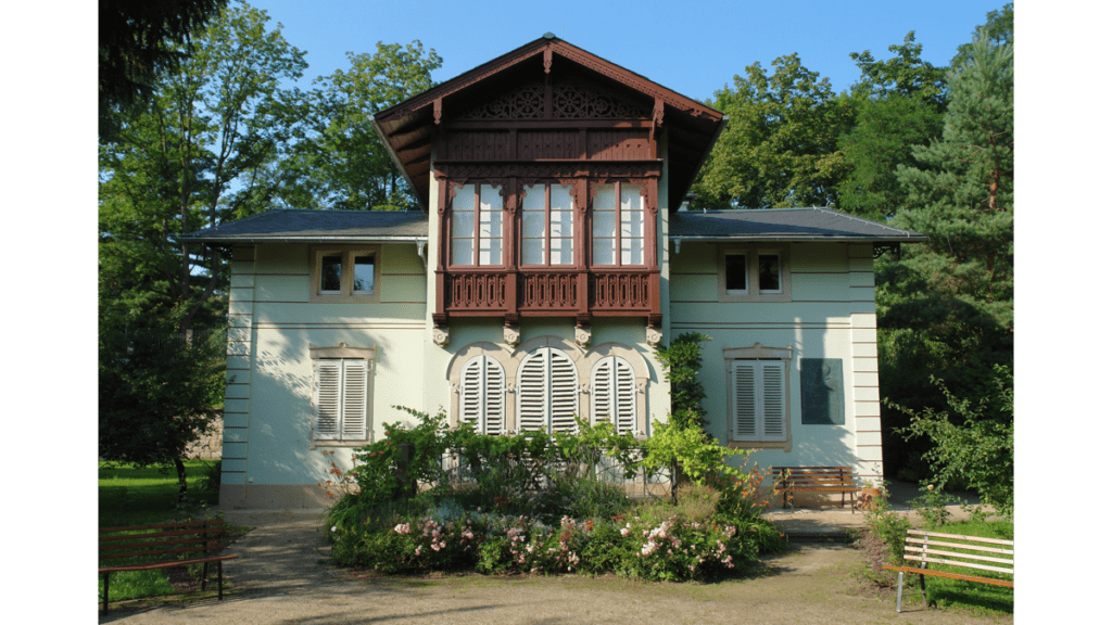 Eine weiße Villa mit Holzgiebel, in der der Schriftsteller Józef Ignacy Kraszewski lebte, und in der heute ein Museum über ihn untergebracht ist.