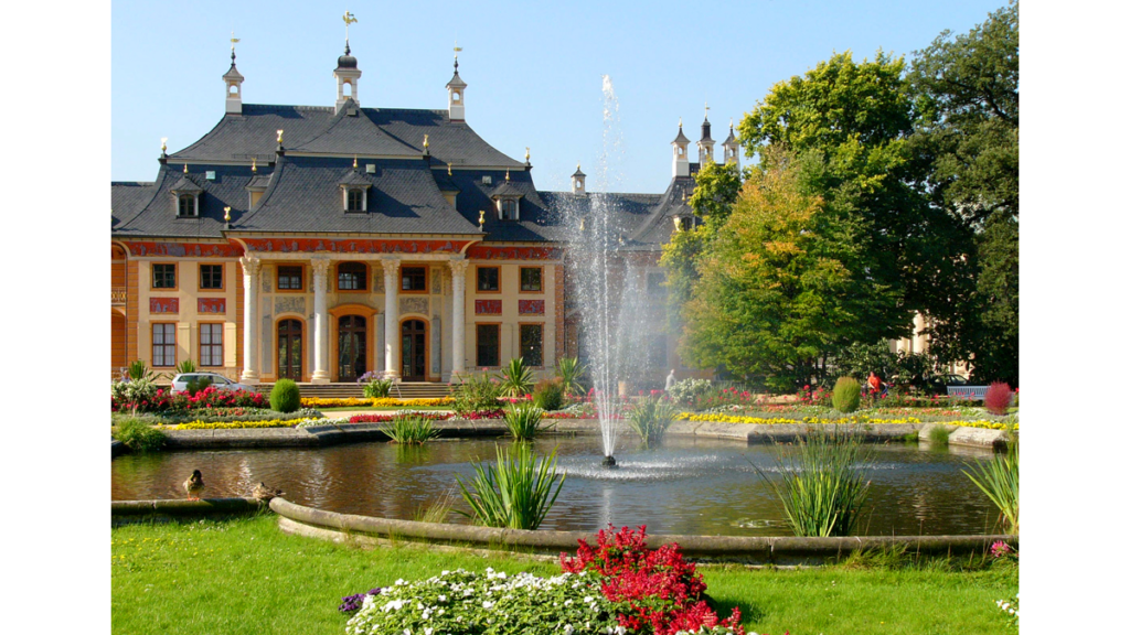 Das Bergpalais auf Schloss Pillnitz mit einem Springbrunnen im Vordergrund.