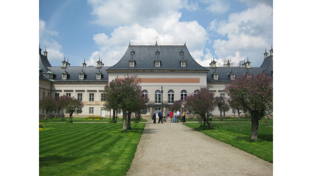 Das Neue Palais auf Schloss Pillnitz mit zwei Flügeln