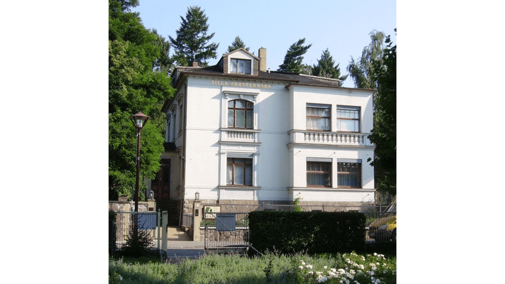 Villa Shatterhand steht in goldenen Buchstaben am Karl May Museum, dem früheren Arbeits- und Wohnraum von Karl May
