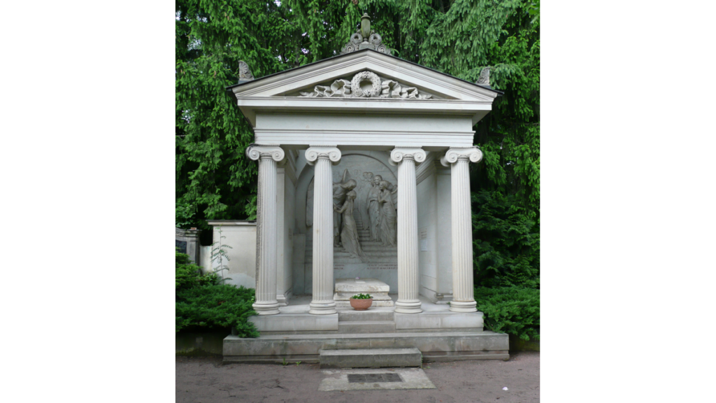 Grabmal mit Gruft von Karl May. Angelehnt ist es architektonisch an einen antiken Tempel.
