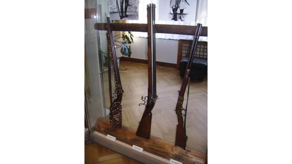 Diese drei Gewehre namens Silberbüchse, Bärentöter und Henrystutzen hat Karl May extra anfertigen lassen.