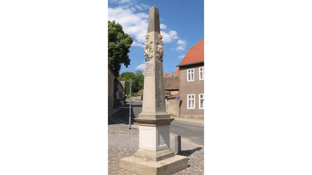 Eine steinerne kursächsische Postmeilensäule im brandenburgischen Bad Belzig