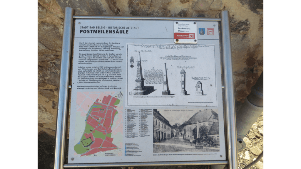 Eine Informationstafel über die Postmeilensäule in Bad Belzig