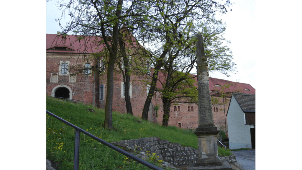 Die Postmeilensäule vor der Burg Eisenhardt