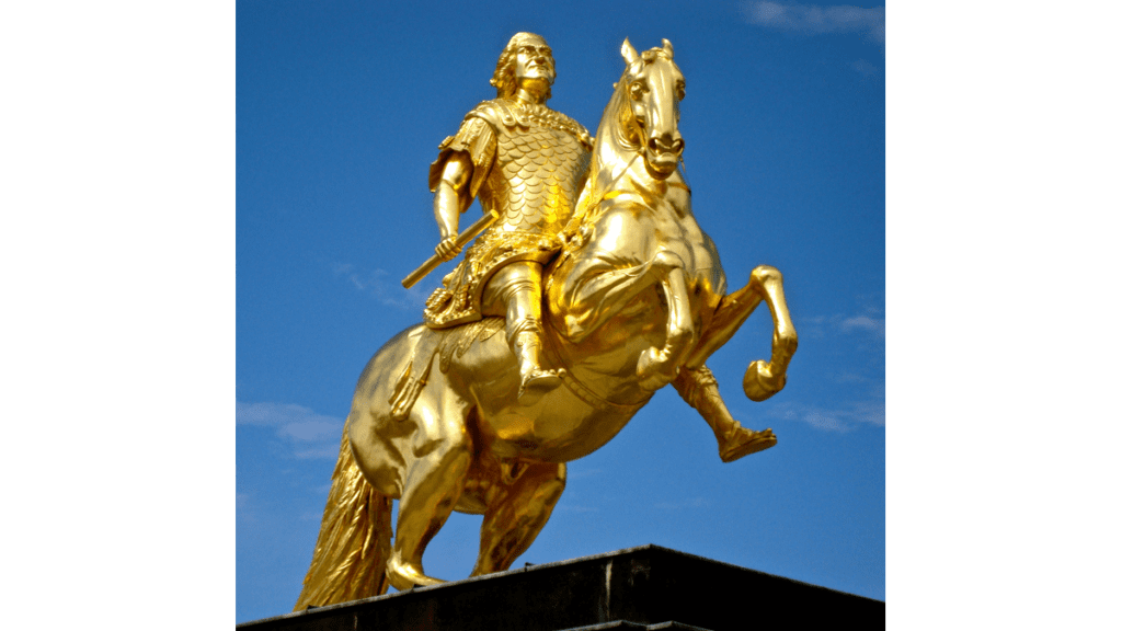 Ein goldenes Reiterstandbil von August dem Starken in römischer Rüstung auf seinem Pferd