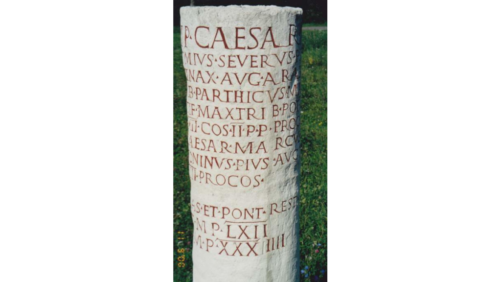 Ein römischer Meilenstein mit lateinischer Inschrift