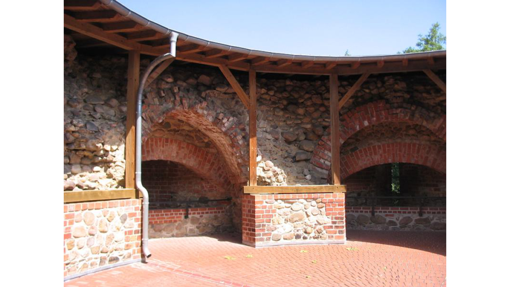 Das Innere eines restaurierten Mauerturmes der Burg