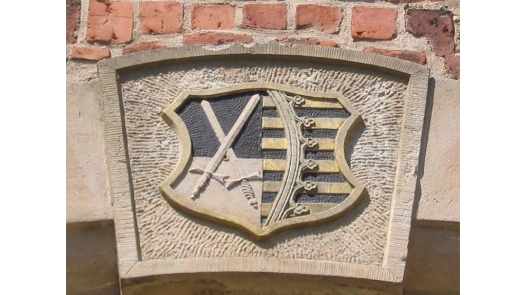 Das kursächsische Wappen über der Toreinfahrt