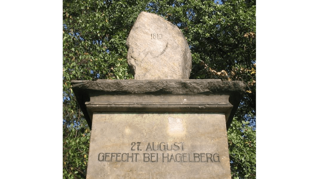 Das Alte Denkmal zur Erinnerung an die Schlacht bei Hagelberg. Darauf stehen die Worte: "27.August Gefecht bei Hagelberg"