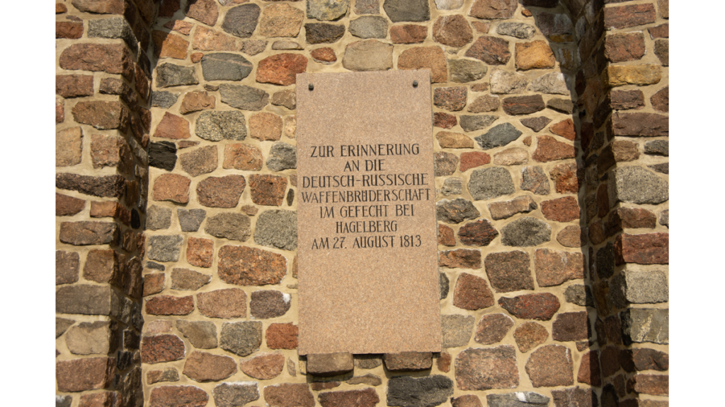 Die Inschrift an Neuen Denkmal am Hagelberg: "Zur Erinnerung an die deutsch-russische Waffenbrüderschaft im Gefecht bei Hagelberg am 27.August 1813