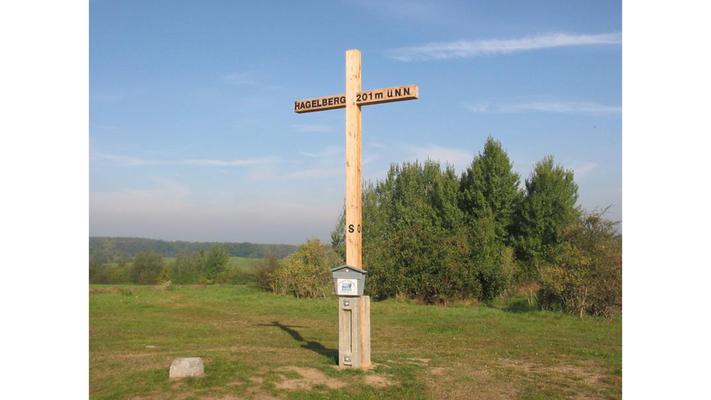 Das Gipfelkreuz auf dem Hagelberg, auf dem steht: "Hagelberg 201m ü N N"