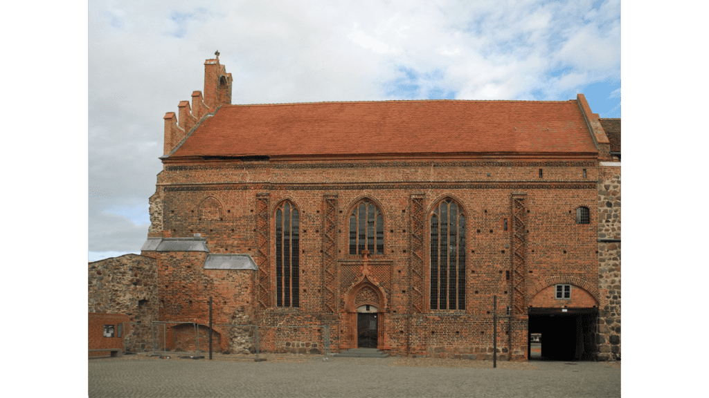 Die Südfassade der Burgkapelle mit ihren hohen gotischen Spitzbogenfenstern und den vier vertikal verlaufenden Zickzackbändern