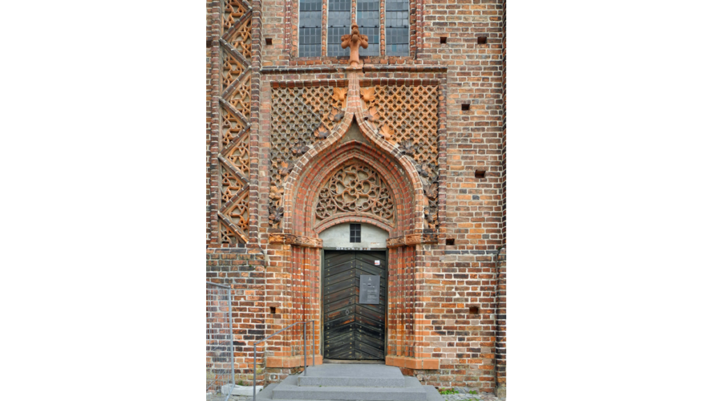 Das Eingangsportal der Burgkapelle