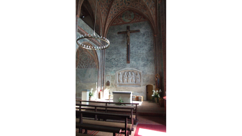 Der Altar der Burgkapelle mit fünf Heiligenfiguren und einem Kreuz