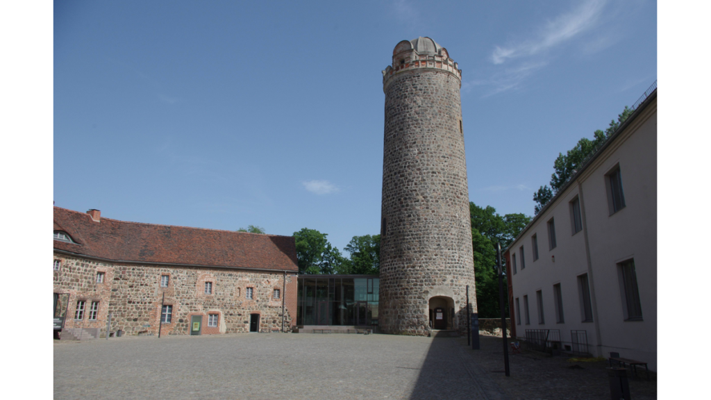Der Burgfried der Burg Ziesar mit einem Zinnenkranz oben