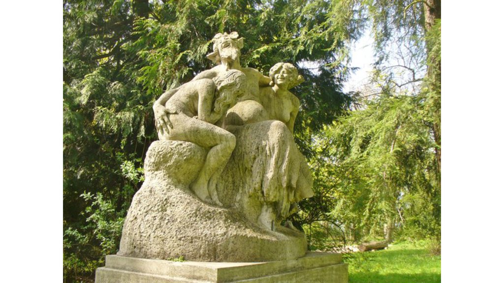 Die Figurengruppe Silen mit Nymphen des Bildhauers Walter Schott aus dem Jahr 1912 im Schlosspark