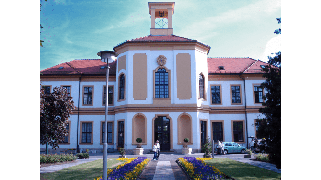 Die Fassade des Palais Brühl-Marcolini, das heute das Krankenhaus Friedrichstadt beherbergt.