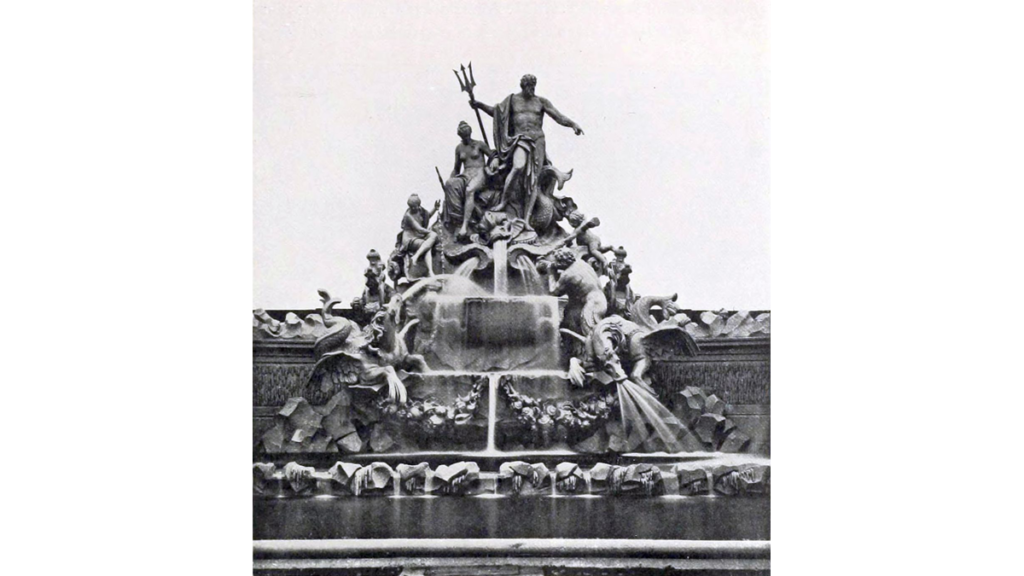 Der Neptunbrunnen in Dresden auf einer Fotografie vom Anfang des 20. Jahrhunderts. Im Unterschied zu damals hält Neptun keinen Dreizack mehr in der rechten Hand, sondern einen Lorbeerkranz.