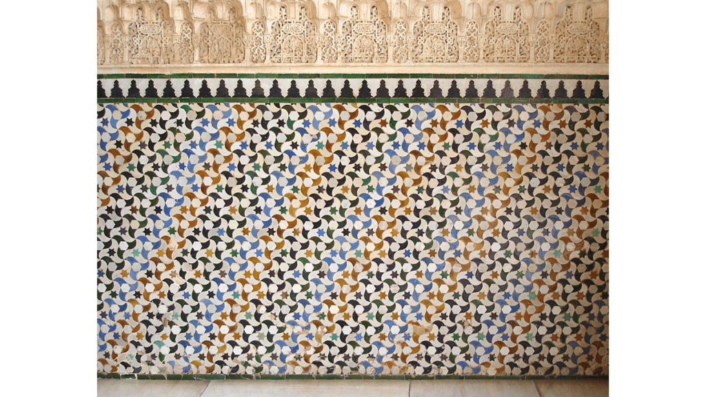 Eine Fliesenwand aus der Alhambra mit verschiedenen Motiven