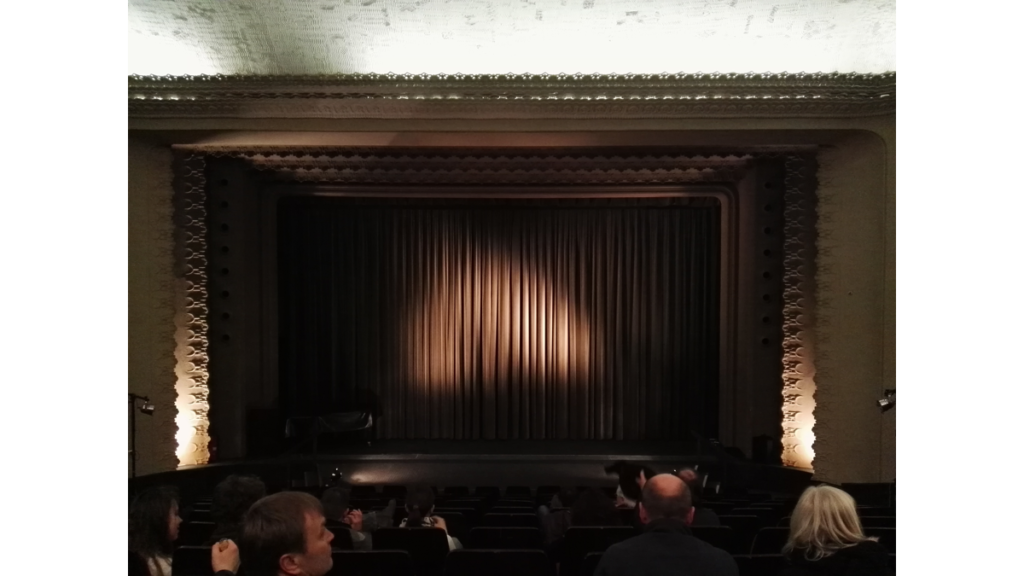Die von einem Vorhang verhüllte Leinwand vom Filmtheater Schauburg.