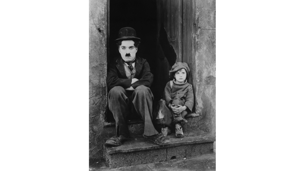 Ein schwarz-weißes Filmfoto von Charlie Chaplin im Film "The Kid"